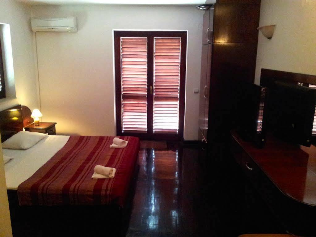 Villa Sara Guesthouse Sveti Stefan Ngoại thất bức ảnh